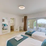 Villa Ta Guza *